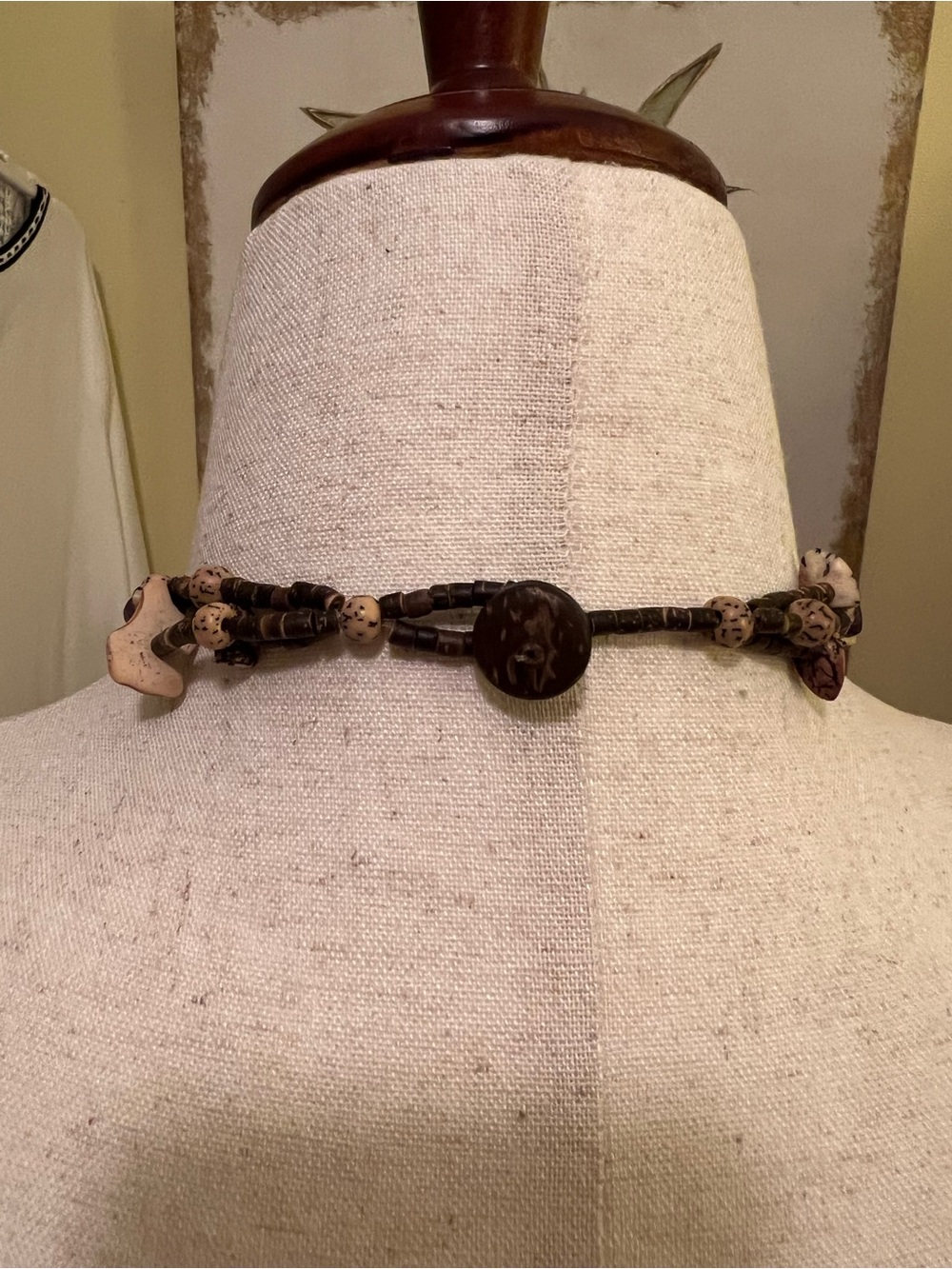 Mother of Pearl Flower Pendant Necklace Handcrafted with Coconut Beads - Vintage - Picture 6 of 7